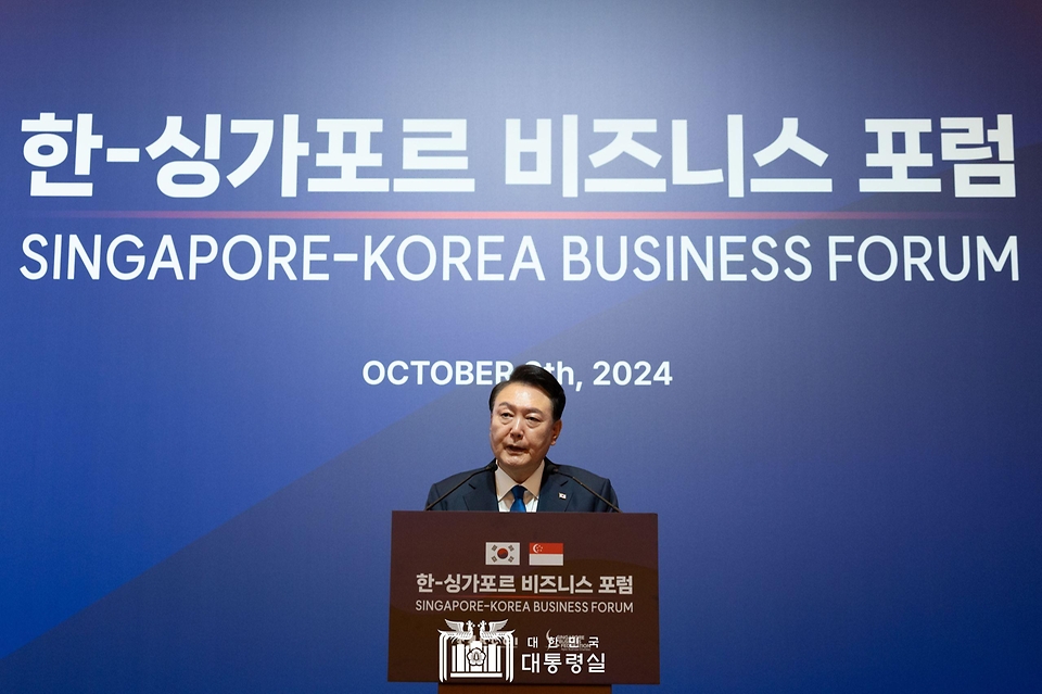 10월 8일 윤석열 대통령은 싱가포르의 시내 호텔에서 열린 「한-싱가포르 비즈니스 포럼」에 참석했습니다.