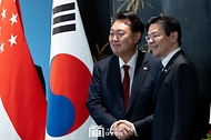 10월 8일 윤석열 대통령은 로렌스 웡 싱가포르 총리와 함께 한-싱가포르 조약·MOU 체결식에 임석하고 공동언론발표를 했습니다.
