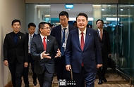 10월 7일 윤석열 대통령 부부는 싱가포르 공항에 도착했습니다.