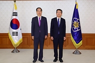 한덕수 국무총리가 10일 세종대로 정부서울청사에서 정부업무평가위원에게 위촉장 수여 및 기념촬영을 하고 있다.