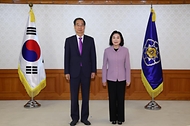 한덕수 국무총리가 10일 세종대로 정부서울청사에서 정부업무평가위원에게 위촉장 수여 및 기념촬영을 하고 있다.