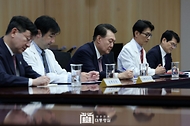 10월 15일 윤석열 대통령은 제주대학교병원을 방문해 의료현장에서 환자 곁을 지키고 있는 의료진을 격려하고 의견을 청취했습니다.