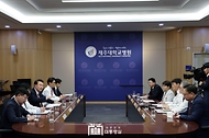 10월 15일 윤석열 대통령은 제주대학교병원을 방문해 의료현장에서 환자 곁을 지키고 있는 의료진을 격려하고 의견을 청취했습니다.