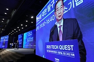 한덕수 국무총리가 17일 여의도 중소기업중앙회에서 열린 이투데이 2025 테크 퀘스트에 참석, 축사를 하고 있다.