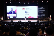 한덕수 국무총리가 18일 삼성동 코엑스 오디토리움에서 열린 대한적십자사 창립 119주년 기념식에 참석, 축사를 하고 있다.