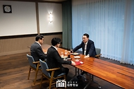 10월 21일 윤석열 대통령은 용산 대통령실 파인그라스에서 한동훈 국민의힘 당 대표와 면담을 가졌습니다.