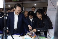 10월 22일 윤석열 대통령은 부산역 인근 전통시장인 초량시장을 방문해 시장을 찾은 시민과 상인들을 응원하고 격려했습니다.