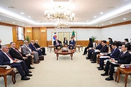 한덕수 국무총리가 23일 세종대로 정부서울청사에서 브라힘 부갈리 알제리 하원의장을 접견, 인사 및 환담을 나누고 있다.