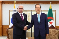 한덕수 국무총리가 23일 세종대로 정부서울청사에서 브라힘 부갈리 알제리 하원의장을 접견, 인사 및 환담을 나누고 있다.