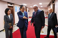 한덕수 국무총리가 23일 세종대로 정부서울청사에서 브라힘 부갈리 알제리 하원의장을 접견, 인사 및 환담을 나누고 있다.