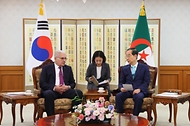 한덕수 국무총리가 23일 세종대로 정부서울청사에서 브라힘 부갈리 알제리 하원의장을 접견, 인사 및 환담을 나누고 있다.