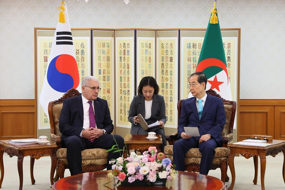한덕수 국무총리가 23일 세종대로 정부서울청사에서 브라힘 부갈리 알제리 하원의장을 접견, 인사 및 환담을 나누고 있다.