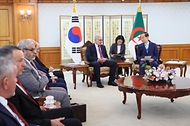 한덕수 국무총리가 23일 세종대로 정부서울청사에서 브라힘 부갈리 알제리 하원의장을 접견, 인사 및 환담을 나누고 있다.