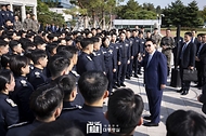 10월 25일 윤석열 대통령은 용산 대통령실에 견학 온 공군사관학교 생도들을 ‘깜짝 격려’ 했습니다.