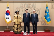 10월 28일 윤석열 대통령은 용산 대통령실에서 13명의 주한대사로부터 신임장을 전달받았습니다.