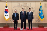10월 28일 윤석열 대통령은 용산 대통령실에서 13명의 주한대사로부터 신임장을 전달받았습니다.