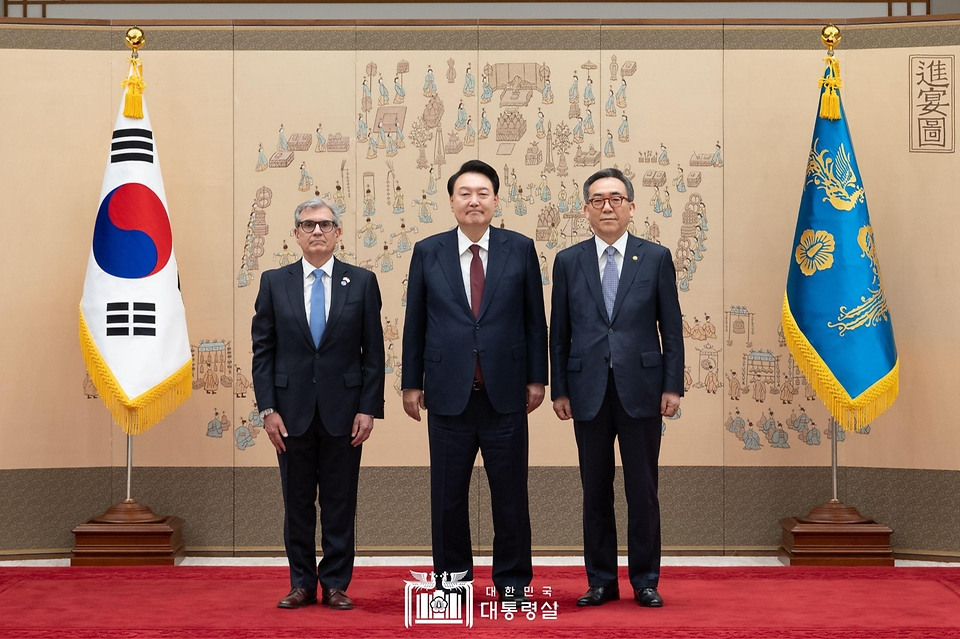 10월 28일 윤석열 대통령은 용산 대통령실에서 13명의 주한대사로부터 신임장을 전달받았습니다.