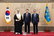 10월 28일 윤석열 대통령은 용산 대통령실에서 13명의 주한대사로부터 신임장을 전달받았습니다.