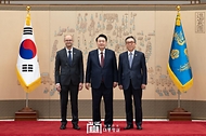10월 28일 윤석열 대통령은 용산 대통령실에서 13명의 주한대사로부터 신임장을 전달받았습니다.
