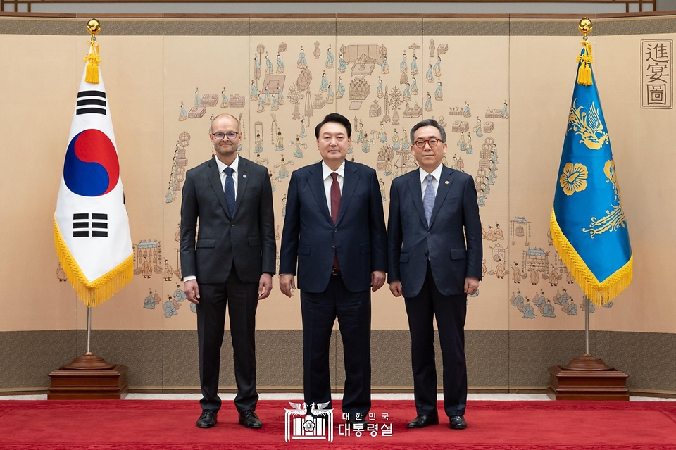 10월 28일 윤석열 대통령은 용산 대통령실에서 13명의 주한대사로부터 신임장을 전달받았습니다.