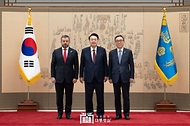 10월 28일 윤석열 대통령은 용산 대통령실에서 13명의 주한대사로부터 신임장을 전달받았습니다.