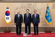 10월 28일 윤석열 대통령은 용산 대통령실에서 13명의 주한대사로부터 신임장을 전달받았습니다.