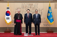 10월 28일 윤석열 대통령은 용산 대통령실에서 13명의 주한대사로부터 신임장을 전달받았습니다.