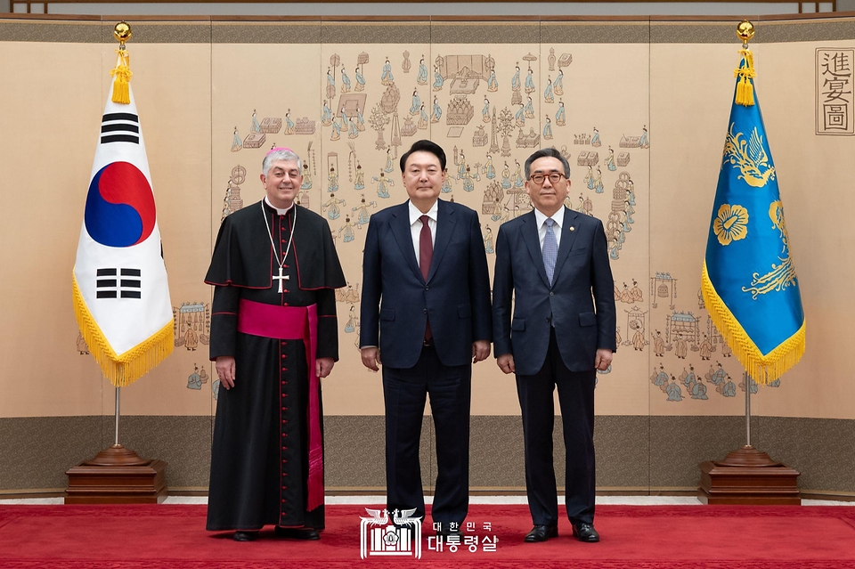 10월 28일 윤석열 대통령은 용산 대통령실에서 13명의 주한대사로부터 신임장을 전달받았습니다.
