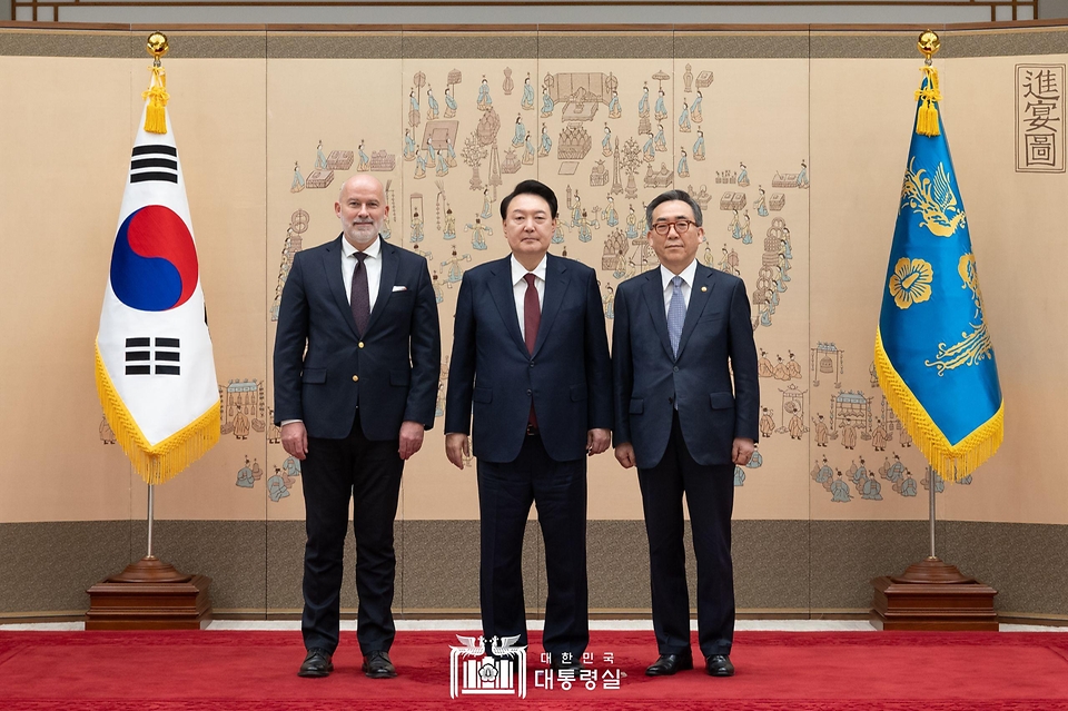 10월 28일 윤석열 대통령은 용산 대통령실에서 13명의 주한대사로부터 신임장을 전달받았습니다.
