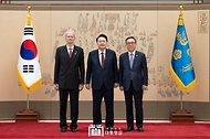 10월 28일 윤석열 대통령은 용산 대통령실에서 13명의 주한대사로부터 신임장을 전달받았습니다.
