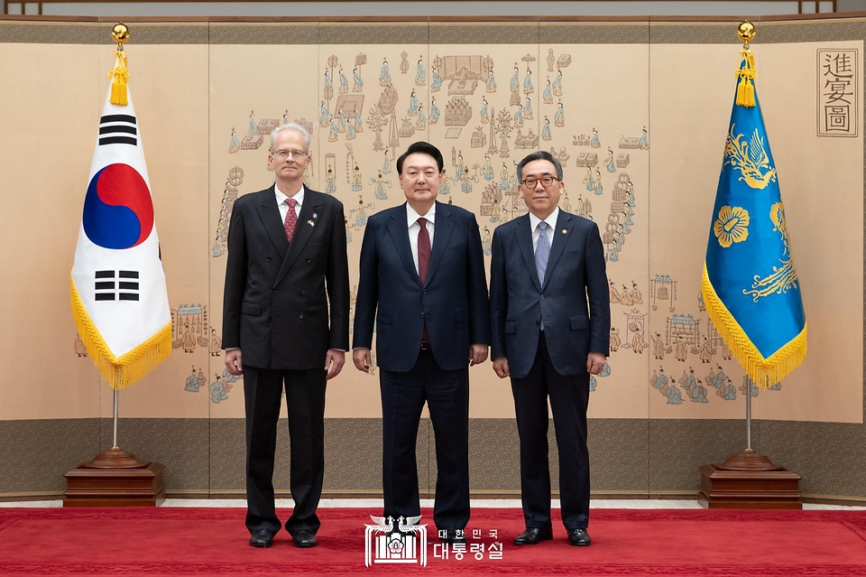 10월 28일 윤석열 대통령은 용산 대통령실에서 13명의 주한대사로부터 신임장을 전달받았습니다.