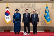 10월 28일 윤석열 대통령은 용산 대통령실에서 13명의 주한대사로부터 신임장을 전달받았습니다.