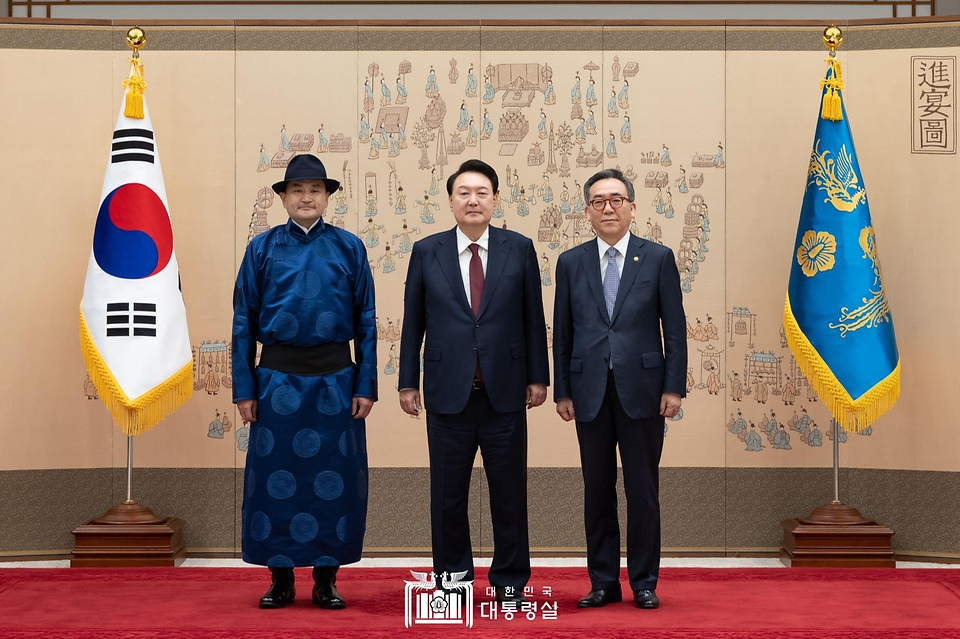 10월 28일 윤석열 대통령은 용산 대통령실에서 13명의 주한대사로부터 신임장을 전달받았습니다.