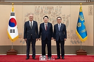 10월 28일 윤석열 대통령은 용산 대통령실에서 13명의 주한대사로부터 신임장을 전달받았습니다.