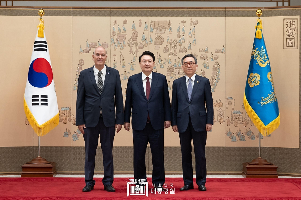 10월 28일 윤석열 대통령은 용산 대통령실에서 13명의 주한대사로부터 신임장을 전달받았습니다.