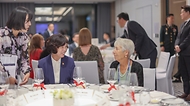 강정애 국가보훈부 장관이 28일 오후 서울시 송파구 소피텔 앰배서더에서 열린 미국 전사-실종장병 유족 위로만찬에 참석하여 전사-실종장병 유족과 인사를 나누고 있다.