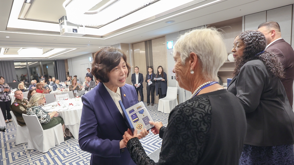 강정애 국가보훈부 장관이 28일 오후 서울시 송파구 소피텔 앰배서더에서 열린 미국 전사-실종장병 유족 위로만찬에 참석하여 유족대표들에게 평화의 사도메달을 수여하고 있다.