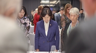 강정애 국가보훈부 장관이 28일 오후 서울시 송파구 소피텔 앰배서더에서 열린 미국 전사-실종장병 유족 위로만찬에 참석하여 유족들과 함께 참전용사 롤콜 후 묵념을 하고 있다.