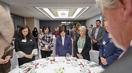 강정애 국가보훈부 장관이 28일 오후 서울시 송파구 소피텔 앰배서더에서 열린 미국 전사-실종장병 유족 위로만찬에 참석하여 유족들과 함께 참전용사 롤콜 후 묵념을 하고 있다.