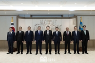 11월 4일 윤석열 대통령은 ‘제17차 한-중앙아시아 협력 포럼’ 참석을 위해 방한 중인 중앙아시아 5개국 대표단 수석대표들을 단체 접견하고, 한-중앙아시아 관계 발전 방안과 북한의 러시아 파병 등 주요 국제 현안에 대해 의견을 교환했습니다.
