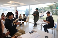 5일 경기 가평군 일대에서 열린 ‘여행친구 여진구와 함께 떠나는 여행’ 참가자들이 여진구와 즐거운 시간을 보내고 있다. 