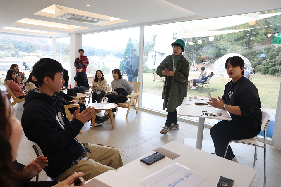 5일 경기 가평군 일대에서 열린 ‘여행친구 여진구와 함께 떠나는 여행’ 참가자들이 여진구와 즐거운 시간을 보내고 있다. 