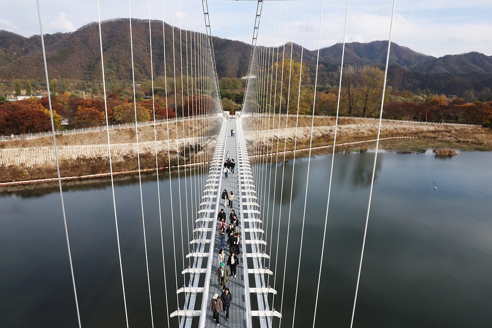 5일 경기 가평군 일대에서 열린 ‘여행친구 여진구와 함께 떠나는 여행’ 참가자들이 자라섬 출렁다리를 관람하고 있다. 