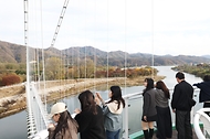 5일 경기 가평군 일대에서 열린 ‘여행친구 여진구와 함께 떠나는 여행’ 참가자들이 자라섬 출렁다리를 관람하고 있다. 