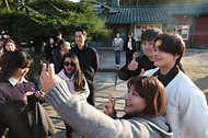 5일 경기 가평군 레일바이크에서 열린 ‘여행친구 여진구와 함께 떠나는 여행’ 참가자들이 배우 여진구와 기념 촬영을 하고 있다. 문화체육관광부는 한국관광공사와 함께 지역 관광의 매력을 알리는 등 국내여행 내수 진작을 위해 여행가는 달 캠페인을 진행했다.