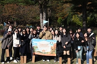 5일 경기 가평군 아침고요 수목원에서 열린 ‘여행친구 여진구와 함께 떠나는 여행’ 참가자들이 배우 여진구와 기념 촬영을 하고 있다. 문화체육관광부는 한국관광공사와 함께 지역 관광의 매력을 알리는 등 국내여행 내수 진작을 위해 여행가는 달 캠페인을 진행했다.