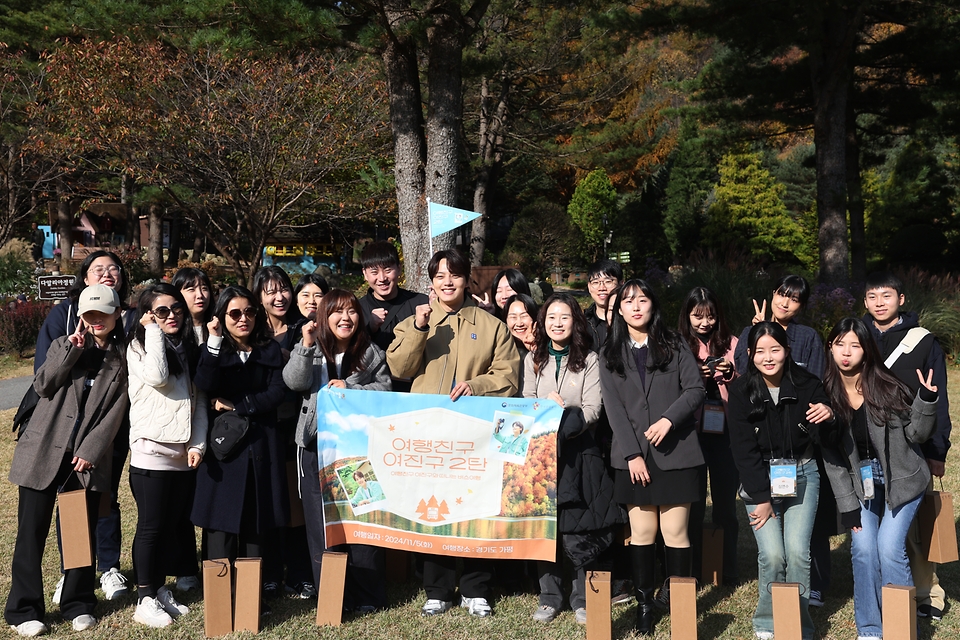 5일 경기 가평군 아침고요 수목원에서 열린 ‘여행친구 여진구와 함께 떠나는 여행’ 참가자들이 배우 여진구와 기념 촬영을 하고 있다. 문화체육관광부는 한국관광공사와 함께 지역 관광의 매력을 알리는 등 국내여행 내수 진작을 위해 여행가는 달 캠페인을 진행했다.