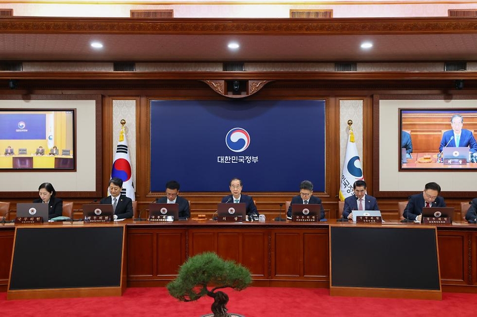 한덕수 국무총리가 5일 세종대로 정부서울청사에서 열린 국무회의를 주재, 모두발언을 하고 있다.