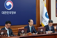한덕수 국무총리가 5일 세종대로 정부서울청사에서 열린 국무회의를 주재, 모두발언을 하고 있다.