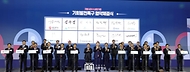 11월 6일 윤석열 대통령은 강원특별자치도 춘천송암스포츠타운에서 개최된 ‘제2회 지방자치 및 균형발전의 날 기념식’에 참석했습니다.